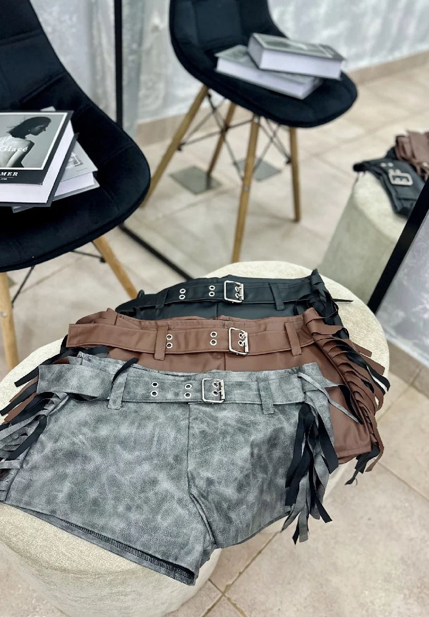 Short engomado flecos 