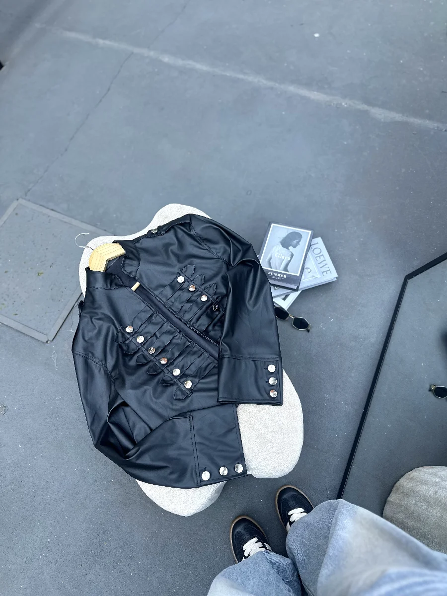 Chaqueta engomada con botones 