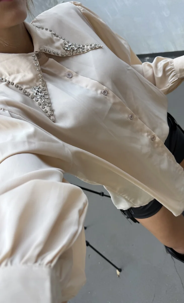 Camisa con apliques 