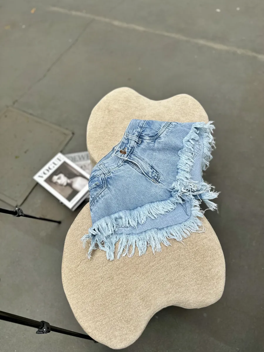 Short de jeans flecos tiró bajo celeste