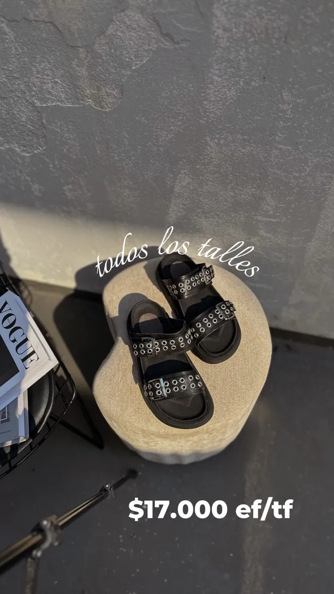 Sandalia tachas