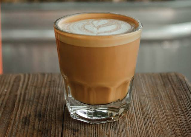 CAFE EXPRESSO CORTADO (CON LECHE)